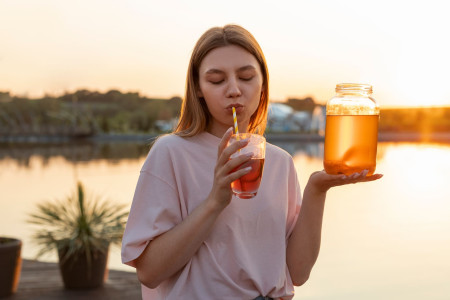 Tác Dụng Kombucha Là Gì Và 5 Lợi Ích Tuyệt Vời Mà Thức Uống Lên Men Này Mang Lại